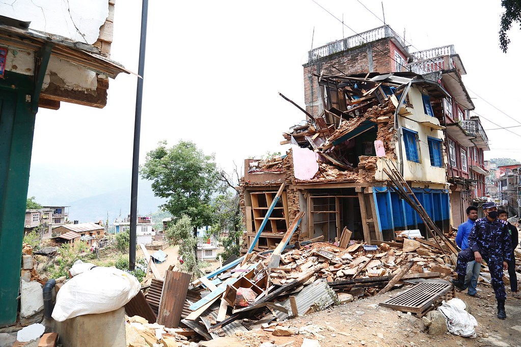 Madre e hijo observando las casas destruidas por el terremoto en las montañas de Colombia